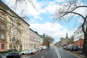 een straat met auto's aan de kant van de weg bij Toress Apartamenty Brama Portowa in Szczecin