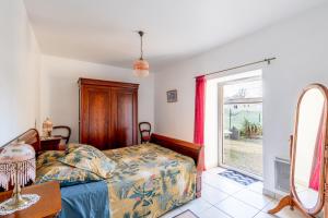 a bedroom with a bed and a window at La clé des champs in Saint-Julien-des-Landes