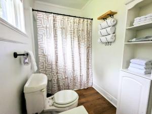 Ένα μπάνιο στο HillTop Hideaway, 4min from downtown +8 φωτογραφίες