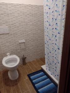 een badkamer met een toilet en een douchegordijn met vissen bij Villa il sole in Genua