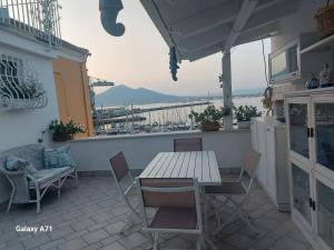 eine Terrasse mit einem Tisch und Stühlen auf dem Balkon in der Unterkunft coralinehome in Castellammare di Stabia