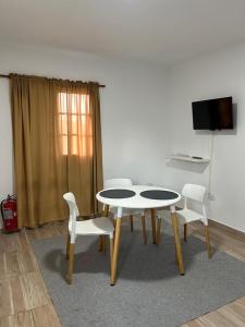 a table and chairs in a room with a tv at Departamento los hermanos in Concepción del Uruguay