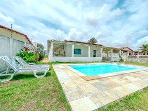 eine Villa mit einem Pool und einem Haus in der Unterkunft Casa Pé Na Areia RN in Touros
