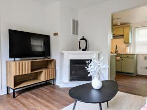 sala de estar con TV y mesa de centro en Stylish Retreat - 4 Min Downtown, en Greenville