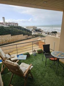 ロウリニャンにあるT1 Praia Areia Brancaの海の景色を望むバルコニー(椅子、テーブル付)