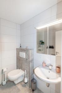 Ένα μπάνιο στο Ferienwohnung "Kapellmeister" mit Klimaanlage in allen 4 Schlafbereichen, großes Wohnzimmer mit Smart TV und Big Sofa