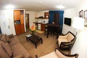 A seating area at Santa Fe Inn Hotel