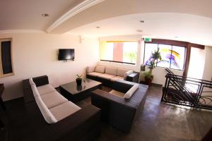 salon z kanapą i telewizorem w obiekcie Santa Fe Inn Hotel w mieście Punto Fijo