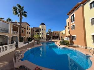 - une piscine dans la cour d'un immeuble dans l'établissement Holidoo "Playa III", à Los Alcázares