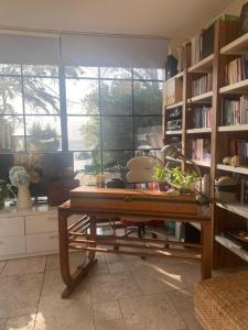 Pokój z drewnianym stołem i półkami na książki w obiekcie PİA MARE OTEL w mieście Gündüzlü