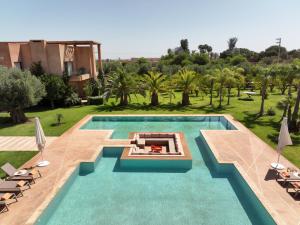 una imagen de una piscina en una villa en Maison Kenoosha, en Marrakech
