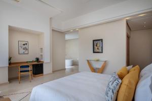 1 dormitorio con 1 cama y escritorio en una habitación en Maison Kenoosha, en Marrakech