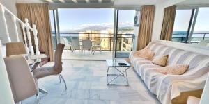 馬貝拉的住宿－Skol 706 Lovely 2 Bedroom Apartment For Rent in Skol Marbella，客厅配有沙发和桌子
