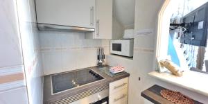 A kitchen or kitchenette at Skol 706 Lovely 2 Bedroom Apartment For Rent in Skol Marbella