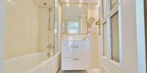A bathroom at Skol 706 Lovely 2 Bedroom Apartment For Rent in Skol Marbella
