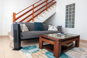 uma sala de estar com um sofá e uma mesa de centro em InTune Peniche Property em Peniche