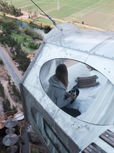 una persona está sentada en la cabina de un avión en Starlodge Adventure Suites, en Urubamba