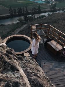 uma menina de pé em uma ponte com um guarda-chuva em Starlodge Adventure Suites em Urubamba