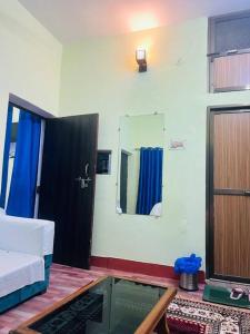 uma sala com um quarto com uma cama e um espelho em AV Homestay em Varanasi