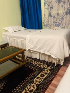 um quarto com uma cama e uma mesa e uma cama sidx sidx em AV Homestay em Varanasi