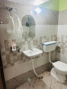 uma casa de banho com um WC e um lavatório em AV Homestay em Varanasi