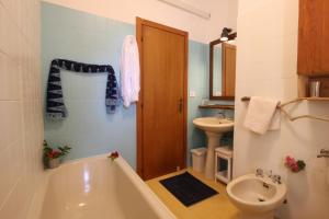 La salle de bains est pourvue d'une baignoire, de toilettes et d'un lavabo. dans l'établissement La casa di Giò: Pesaro mare e cultura, à Bellocchi