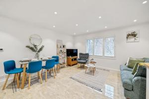 a living room with a couch and a table and chairs at Stylish Contemporary 1 Bed Flat Near London Bridge in London
