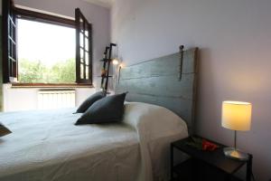 - une chambre avec un lit et une grande fenêtre dans l'établissement La casa di Giò: Pesaro mare e cultura, à Bellocchi