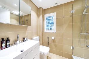 a bathroom with a toilet and a shower and a sink at Stylish Contemporary 1 Bed Flat Near London Bridge in London