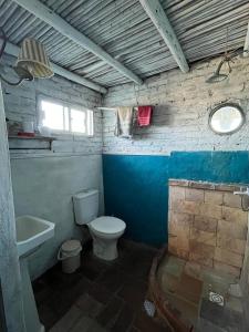 een kleine badkamer met een toilet en een wastafel bij La Peregrina - Posada in La Pedrera