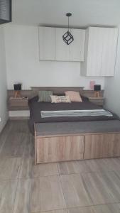 1 dormitorio con 1 cama grande y armarios blancos en Apartamento Céntrico, Moderno y Tranquilo en Caleta Olivia