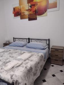 een slaapkamer met een bed en een dressoir en foto's aan de muur bij Villa il sole in Genua