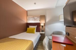 Tempat tidur dalam kamar di Leonardo Hotel Antwerpen