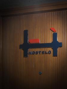 巴勒摩的住宿－Hostelò - Luxury Hostel，墙上有医院标志,有两张凳子