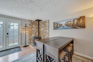 Gambar di galeri bagi Cozy Nampa Escape with Fireplace and Smart TV! di Nampa