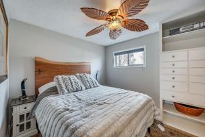 una camera da letto con un letto e un ventilatore a soffitto di Cozy Nampa Escape with Fireplace and Smart TV! a Nampa