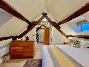 um quarto com uma cama e uma cómoda em madeira em Castle Cottage Inn em Harlech