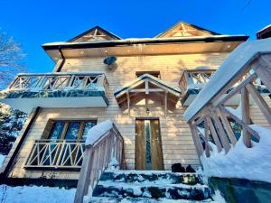 a house with snow on the steps at Villa Corvo Bianco in Sidzina