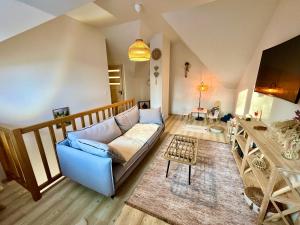 a living room with a couch and a table at Villa Corvo Bianco in Sidzina