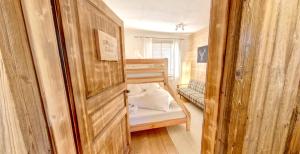 A bed or beds in a room at DMG - 'Funky First Floor' Unique Mountain Apartment