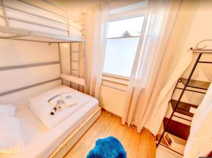 A bed or beds in a room at DMG - 'Funky First Floor' Unique Mountain Apartment