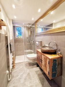 A bathroom at DMG - 'Funky First Floor' Unique Mountain Apartment