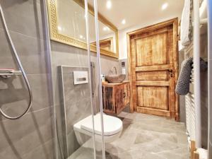 A bathroom at DMG - 'Funky First Floor' Unique Mountain Apartment