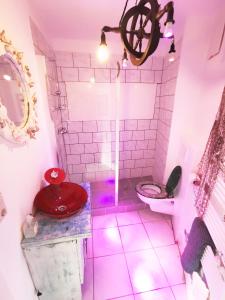 A bathroom at DMG - 'Funky First Floor' Unique Mountain Apartment