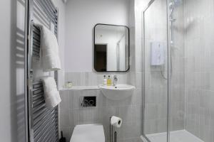 チェルトナムにあるElliot Oliver - Deluxe Two Bedroom Apartment With Parking & EV Chargerのバスルーム(洗面台、トイレ、鏡付)
