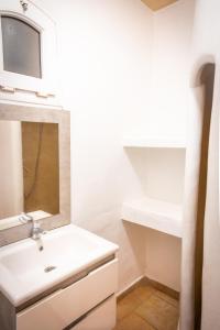 ein Badezimmer mit einem weißen Waschbecken und einem Spiegel in der Unterkunft The Mogador's Oasis in Akermoud