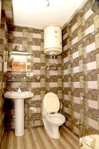 Phòng tắm tại Srinagar hotels and houseboats