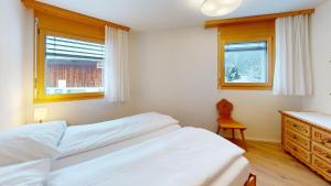ツェエリーナにあるDalia E12のベッドルーム1室(ベッド1台、ドレッサー、窓付)