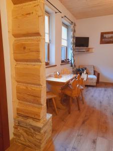 Televízia a/alebo spoločenská miestnosť v ubytovaní Apartament we Wsi