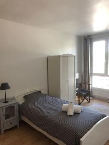 ein Schlafzimmer mit einem Bett mit zwei Handtüchern darauf in der Unterkunft Appartement en duplex avec parking et jardinet in Bourges